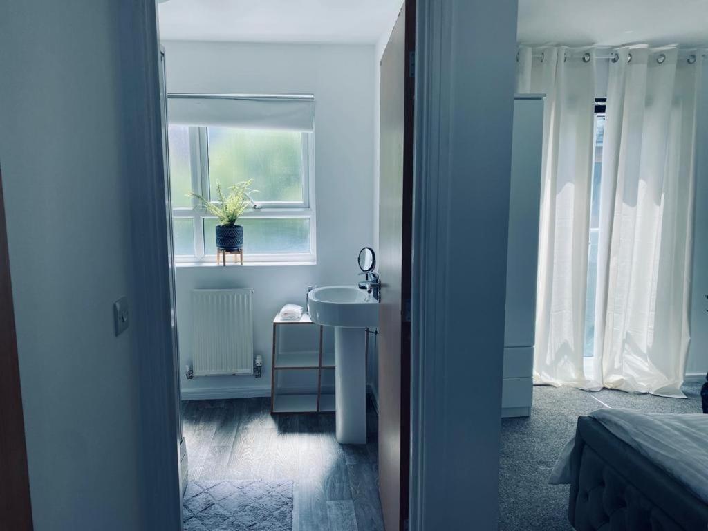Modern, Stylish And Central Home Манчестер Экстерьер фото